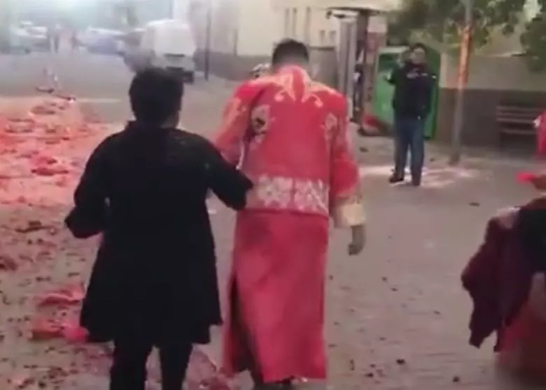 喜事變白事!兄弟團用滅火器對準噴射!新郎當場被玩死!(內附視頻)