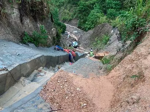 國產奔舒娜轎車失控,墜落200呎山溝,車內2人竟毫髮無傷!