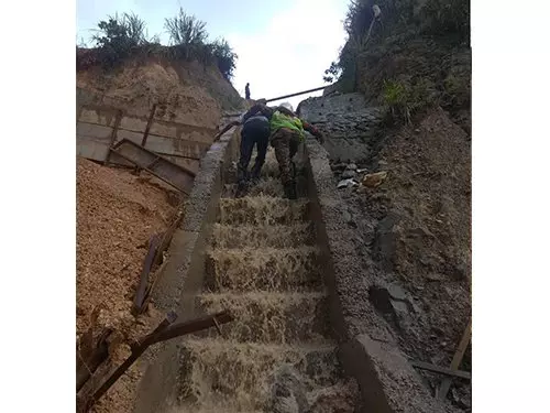 國產奔舒娜轎車失控,墜落200呎山溝,車內2人竟毫髮無傷!