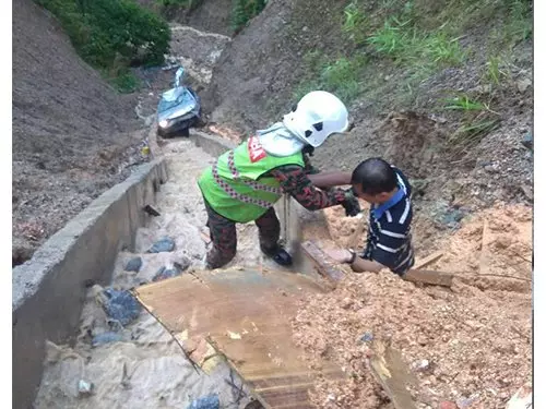 國產奔舒娜轎車失控,墜落200呎山溝,車內2人竟毫髮無傷!