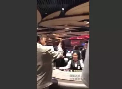 雲頂這名荷官到底犯了什麼事,讓中年男子大動肝火?