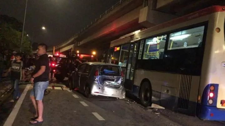【網友:鬼上身?】Rapid KL載客在MRR2猛撞7輛車!目擊者還原事情真相!