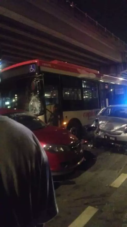【網友:鬼上身?】Rapid KL載客在MRR2猛撞7輛車!目擊者還原事情真相!