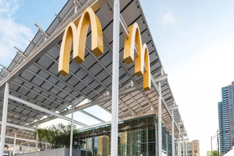 這間是全球最美的麥當勞!由落地窗+木質元素打造,好像走入Apple Store!