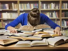 「如果老師掉到水裡,用你系上學到的知識能為他做什麼?」各科系神回覆讓網友笑到流淚:幫老師QQ
