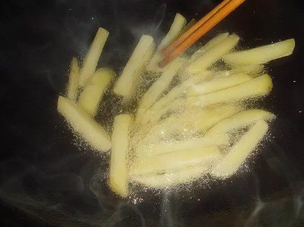 自家做薯條時加上這個步驟,比KFC還好吃,孩子一口氣吃一盤
