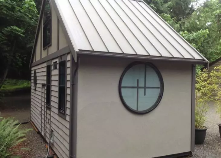 從外面看這間小屋看起來很小,但裡面你會感到驚奇!