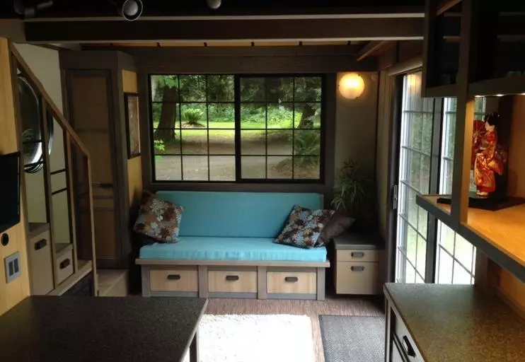 從外面看這間小屋看起來很小,但裡面你會感到驚奇!