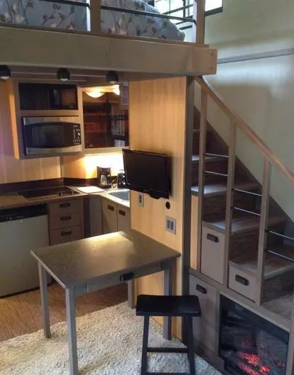 從外面看這間小屋看起來很小,但裡面你會感到驚奇!