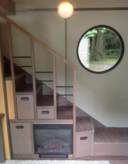 從外面看這間小屋看起來很小,但裡面你會感到驚奇!