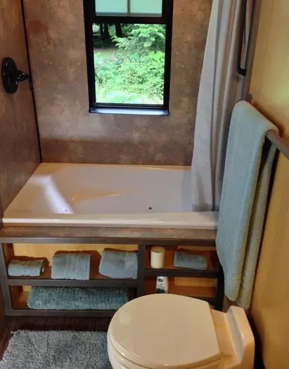 從外面看這間小屋看起來很小,但裡面你會感到驚奇!