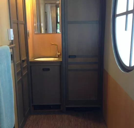 從外面看這間小屋看起來很小,但裡面你會感到驚奇!