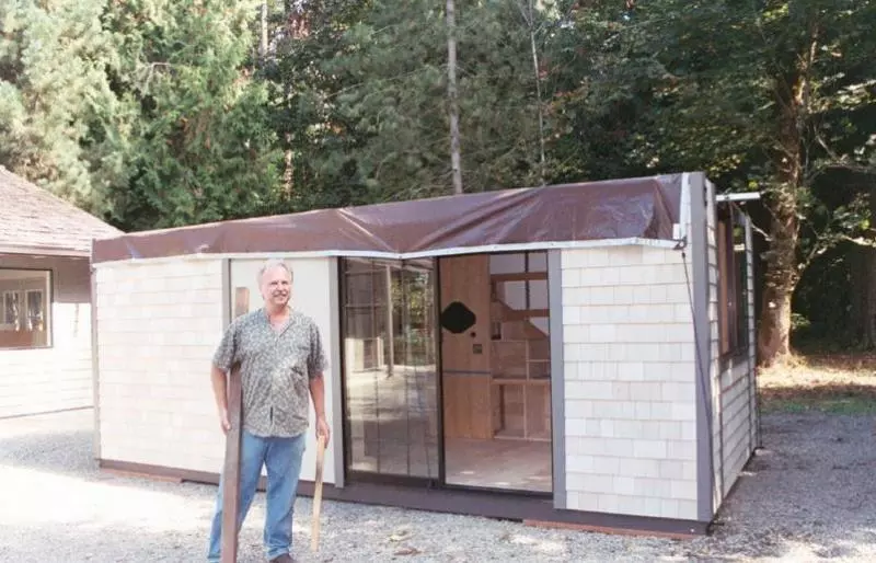 從外面看這間小屋看起來很小,但裡面你會感到驚奇!