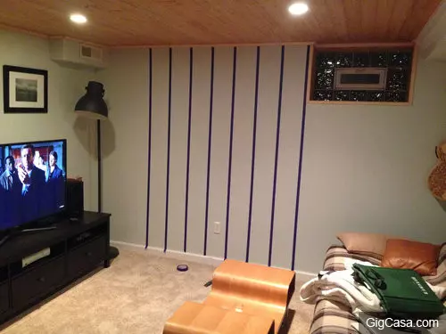 他用膠帶把牆壁貼成「一格一格」的,老婆完全不知道他在搞什麼!沒想到隔天醒來,全家人都又驚又喜!