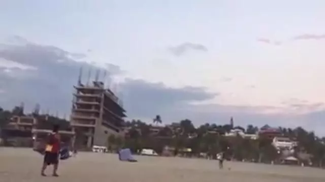 玩滑翔傘意外相撞!女遊客15米高空墜地身亡!【內附視頻!】