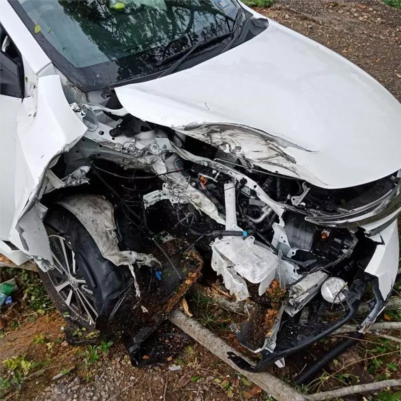 轎車被大道上的輪胎砸中!場面觸目驚心!生死一瞬間!(內有視頻)