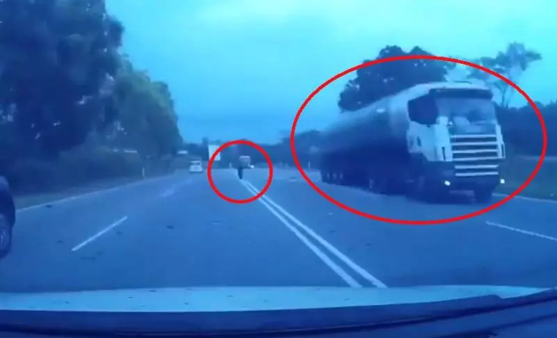 轎車被大道上的輪胎砸中!場面觸目驚心!生死一瞬間!(內有視頻)