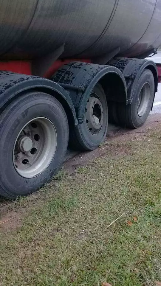 轎車被大道上的輪胎砸中!場面觸目驚心!生死一瞬間!(內有視頻)