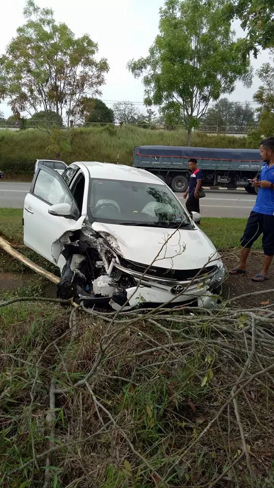 轎車被大道上的輪胎砸中!場面觸目驚心!生死一瞬間!(內有視頻)