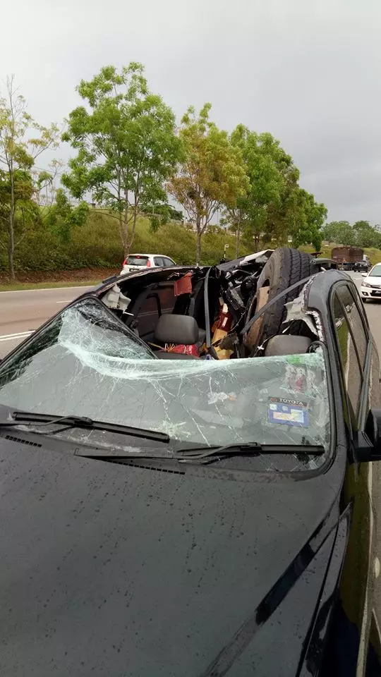 轎車被大道上的輪胎砸中!場面觸目驚心!生死一瞬間!(內有視頻)