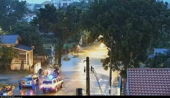 豪雨襲檳州 水災來襲 低洼區最深近半尺 導致大塞車、山石崩落