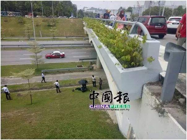驚!女騎士失控 百尺天橋路段墜下