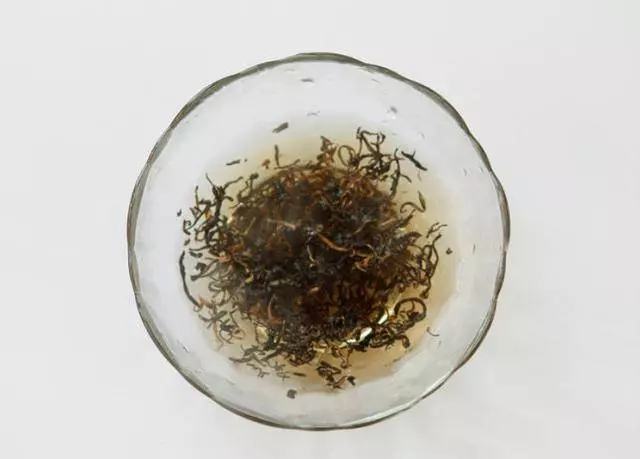 雞腿做出新花樣,居然放茶葉來煎,好吃的口水都流出來了