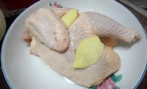 小時候經常會吃的客家鹹雞,長大了最愛的也是這一口!