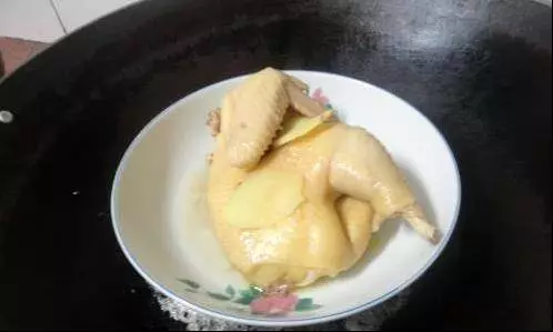 小時候經常會吃的客家鹹雞,長大了最愛的也是這一口!