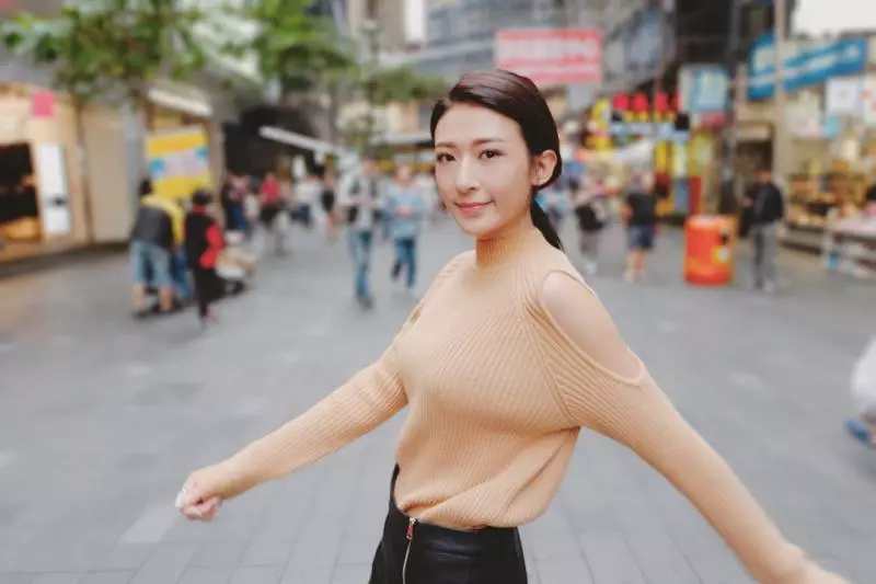 【3線演員比主角還要紅!!】在TVB熬10年跑龍套都紅不了, 卻在《特技人》里穿著Bra Top打拳卻爆紅!