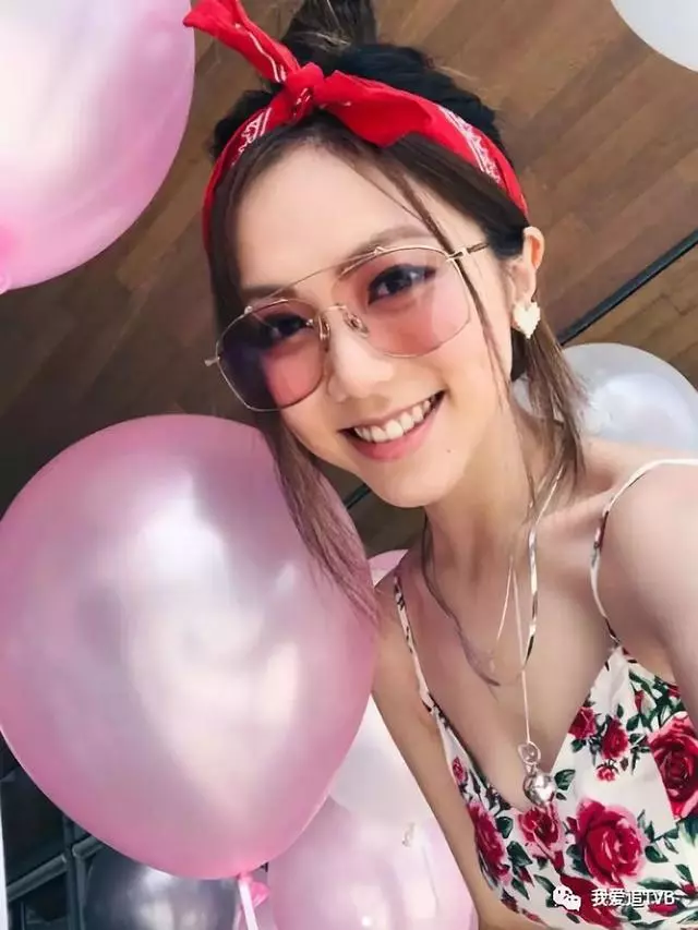 鄧紫棋慶27歲生日!與男友花襯衫情侶裝搶鏡~