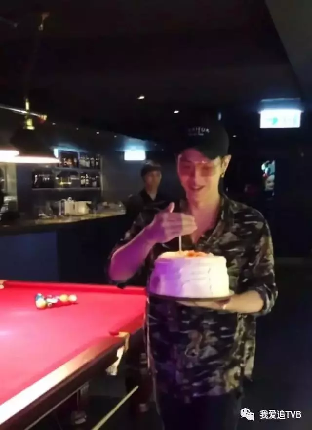 鄧紫棋慶27歲生日!與男友花襯衫情侶裝搶鏡~