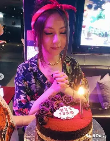 鄧紫棋慶27歲生日!與男友花襯衫情侶裝搶鏡~