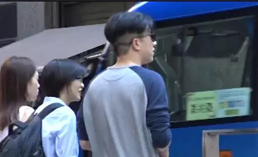 一位德高望重的國際巨星,兩位子女都玩隱居,不過房祖名過得似乎比卓林好多了!