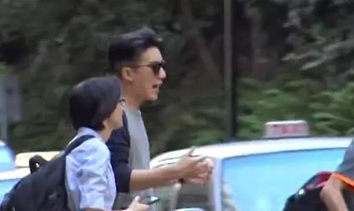 一位德高望重的國際巨星,兩位子女都玩隱居,不過房祖名過得似乎比卓林好多了!