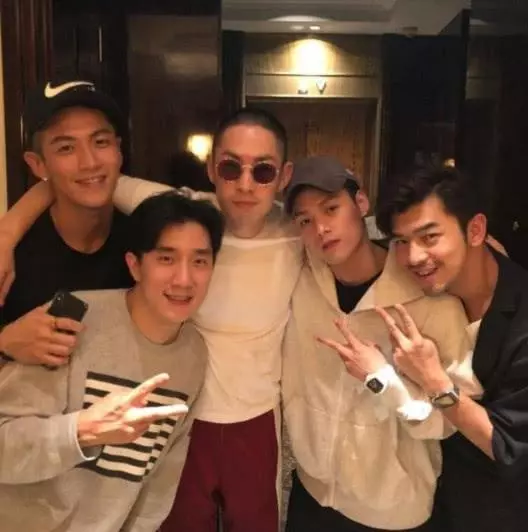 一位德高望重的國際巨星,兩位子女都玩隱居,不過房祖名過得似乎比卓林好多了!