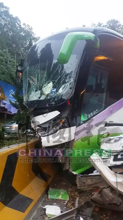 今晚最新!雲頂巴士意外 撞車再撞防撞牆 22傷(內附視頻)