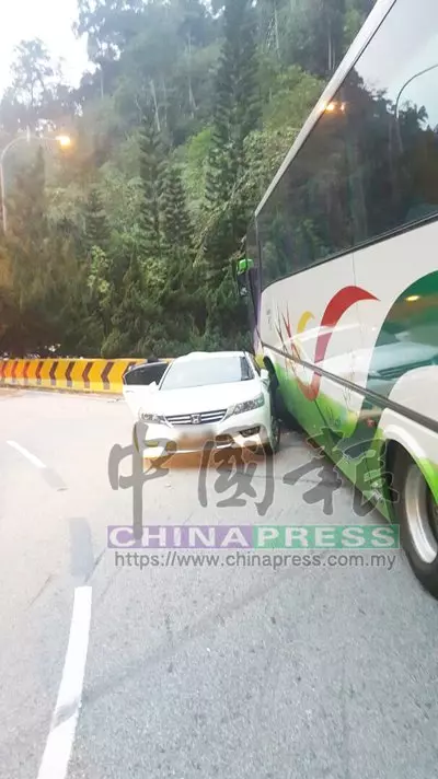 今晚最新!雲頂巴士意外 撞車再撞防撞牆 22傷(內附視頻)