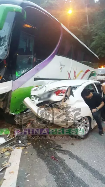 今晚最新!雲頂巴士意外 撞車再撞防撞牆 22傷(內附視頻)