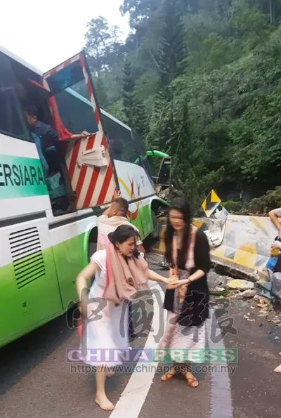 今晚最新!雲頂巴士意外 撞車再撞防撞牆 22傷(內附視頻)