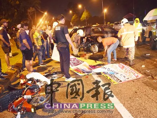 兩轎車和1摩哆凌晨相撞,騎士當場死亡。R.I.P