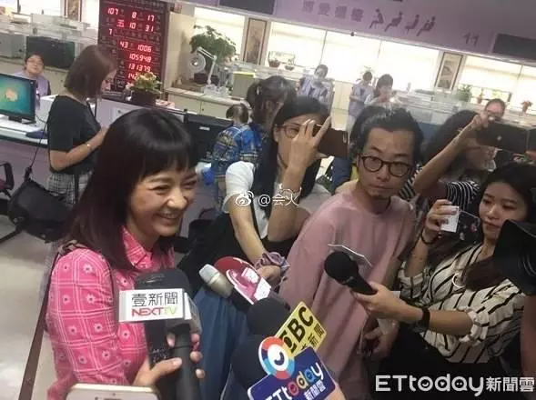 陳意涵大著肚子領證笑容滿滿,網友:被曝懷孕才領證
