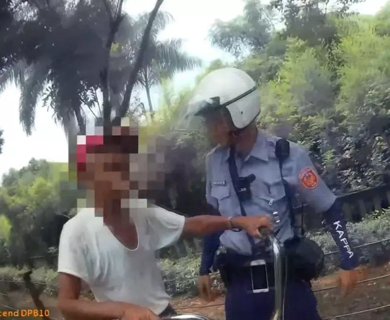 暖噴發!老翁坐警車返家…逗趣背後藏洋蔥