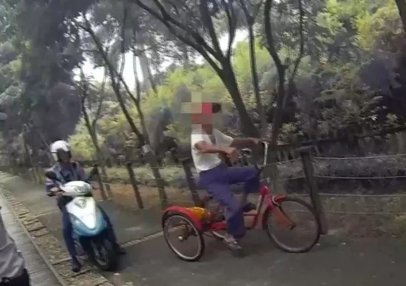 暖噴發!老翁坐警車返家…逗趣背後藏洋蔥
