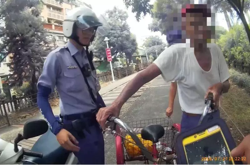 暖噴發!老翁坐警車返家…逗趣背後藏洋蔥