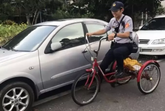 暖噴發!老翁坐警車返家…逗趣背後藏洋蔥