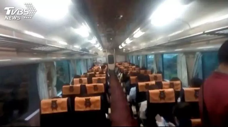 傻眼!火車頭壞、沒燈沒冷氣 400乘客悶1小時