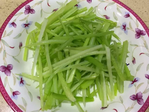 夏天太過炎熱,來一盤口感爽脆的涼拌菜,開胃又解膩!