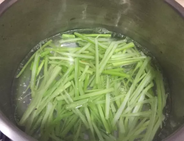 夏天太過炎熱,來一盤口感爽脆的涼拌菜,開胃又解膩!