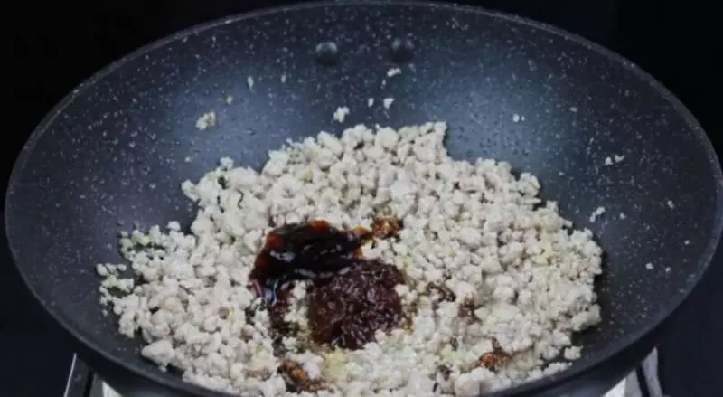 青椒肉末最好吃的做法,拌面又拌飯,麻辣鮮香,吃起來真過癮!